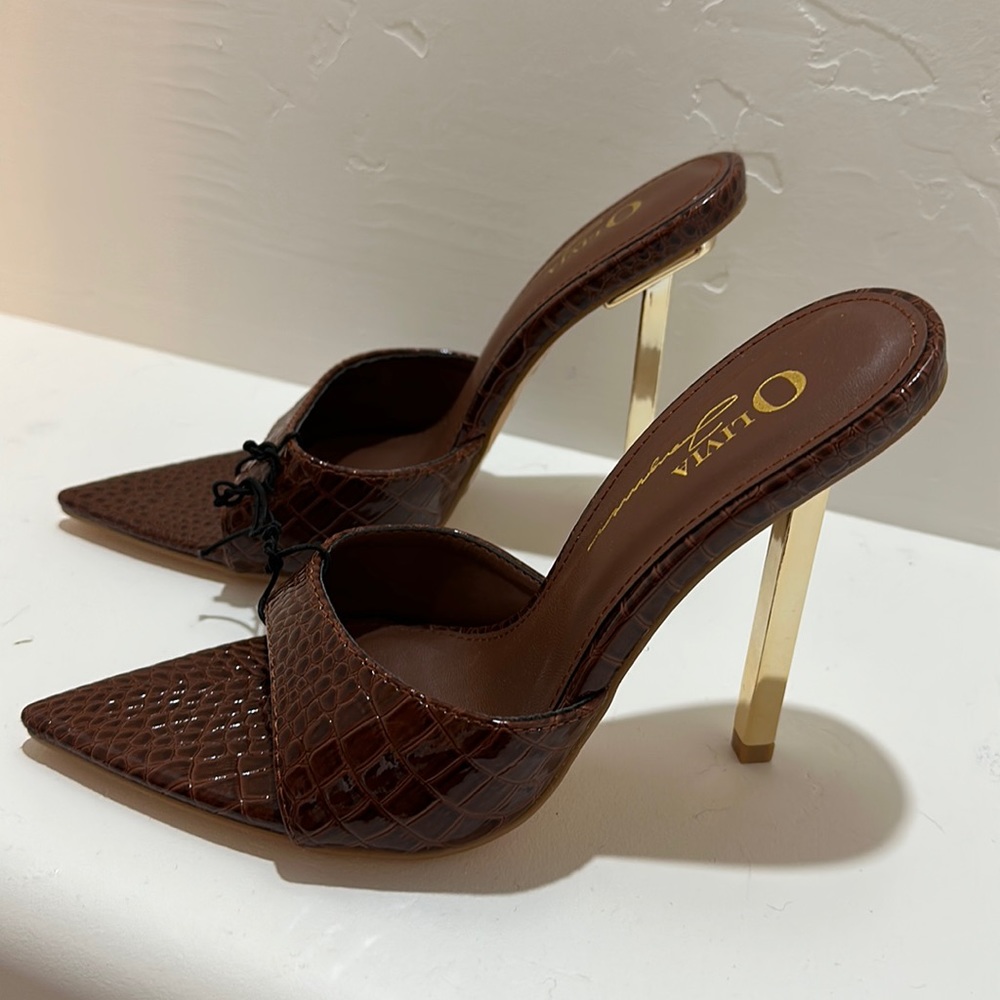 BRAND NEW OLIVIA HEELS ! SHINY GOLD HEEL! SIZE 5 1/2